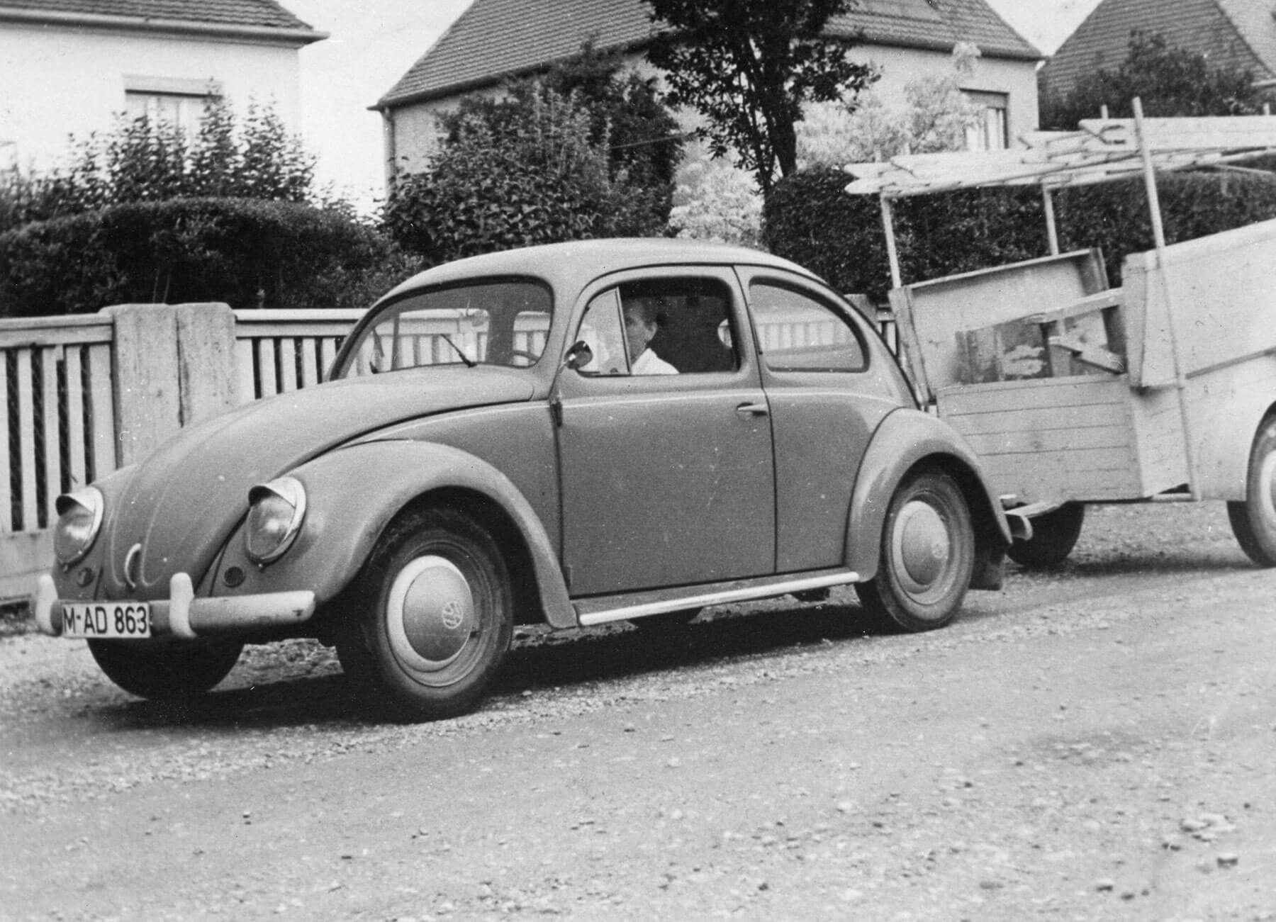 Richard Heckler senior im Jahr 1951 in seinem ersten Firmenwagen